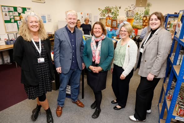 Ellie is standing with 4 people, who are from Severn Wye Energy Agency and Bromyard Food bank